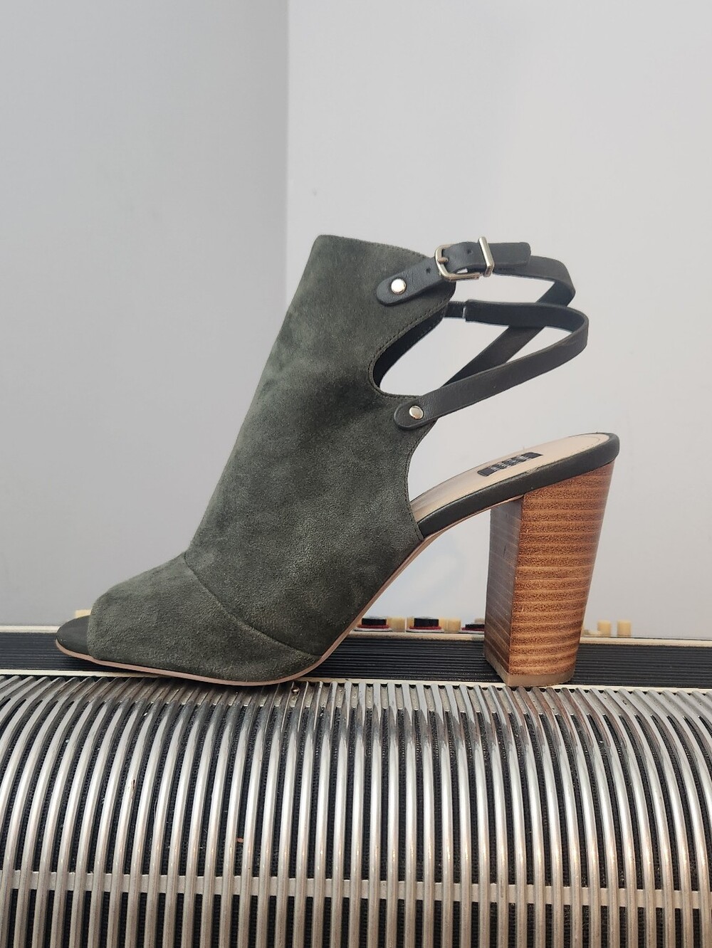 GORGEOUS WHITE HOUSE BLACK MARKET OLIVE SUEDE CHUNK HEEL OPEN TOE HEELS SZ 9.5